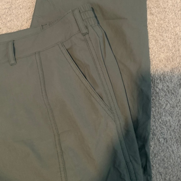 Kirkland Signature women’s Olive Green Travel Pant Size 16 - Picture 2 of 6